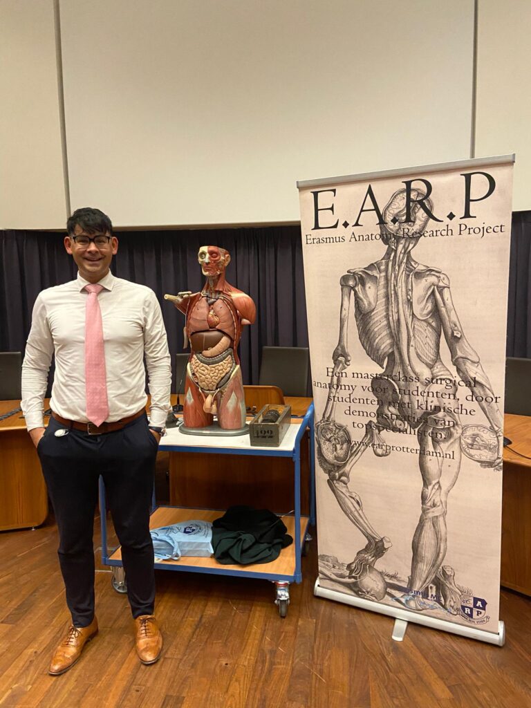 Spreker Ruben Verwaal met zijn meegnomen attributen.